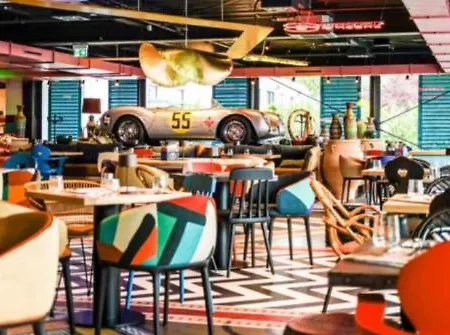 فندق V8 At Motorworld 4*