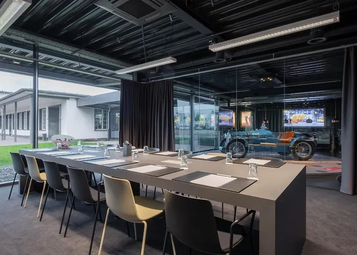 V8 At Motorworld 호텔