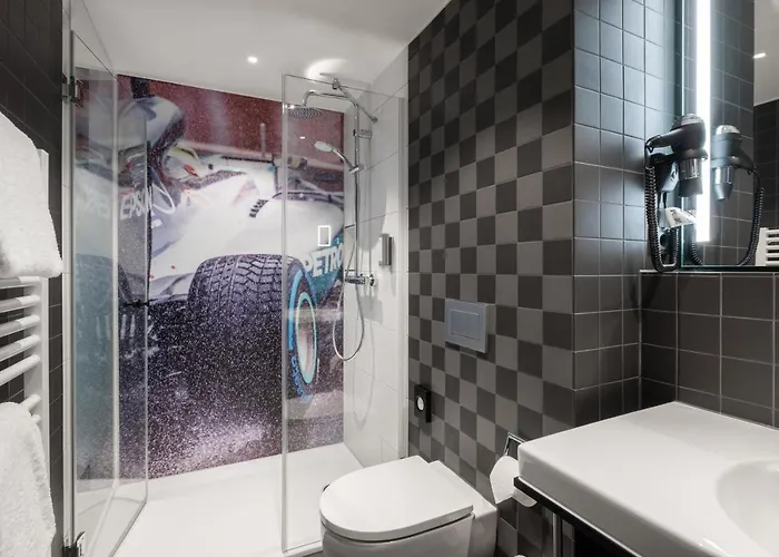 호텔 V8 At Motorworld 4*