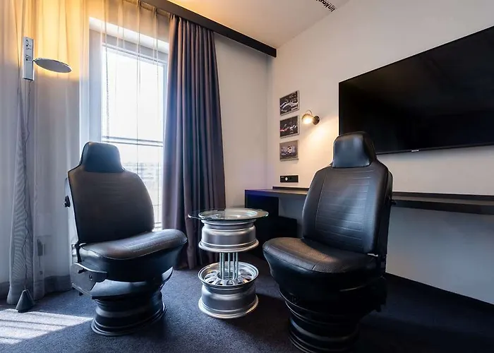 V8 At Motorworld Hotel