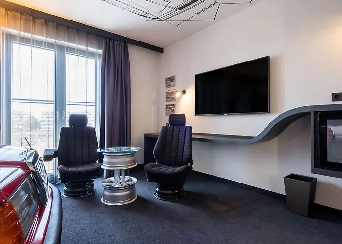 Hotell V8 At Motorworld 4*