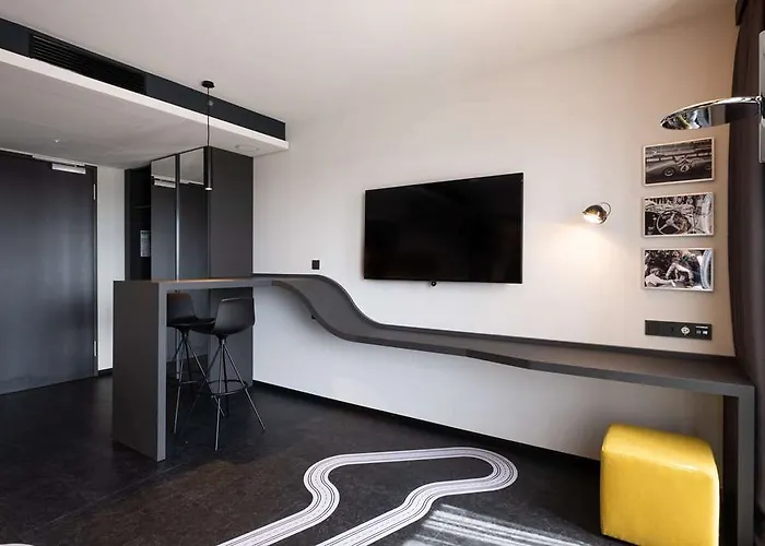 V8 At Motorworld Hotel