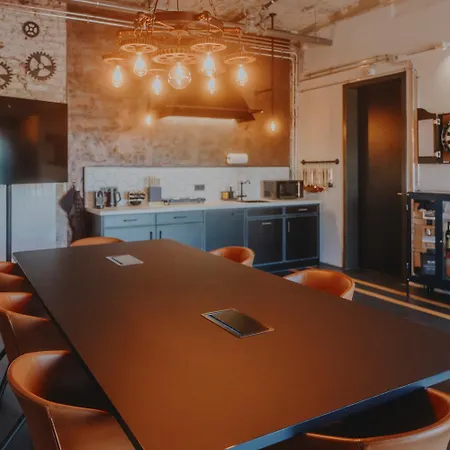 V8 At Motorworld Hotel Keulen