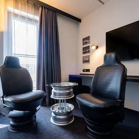 V8 At Motorworld Hotel